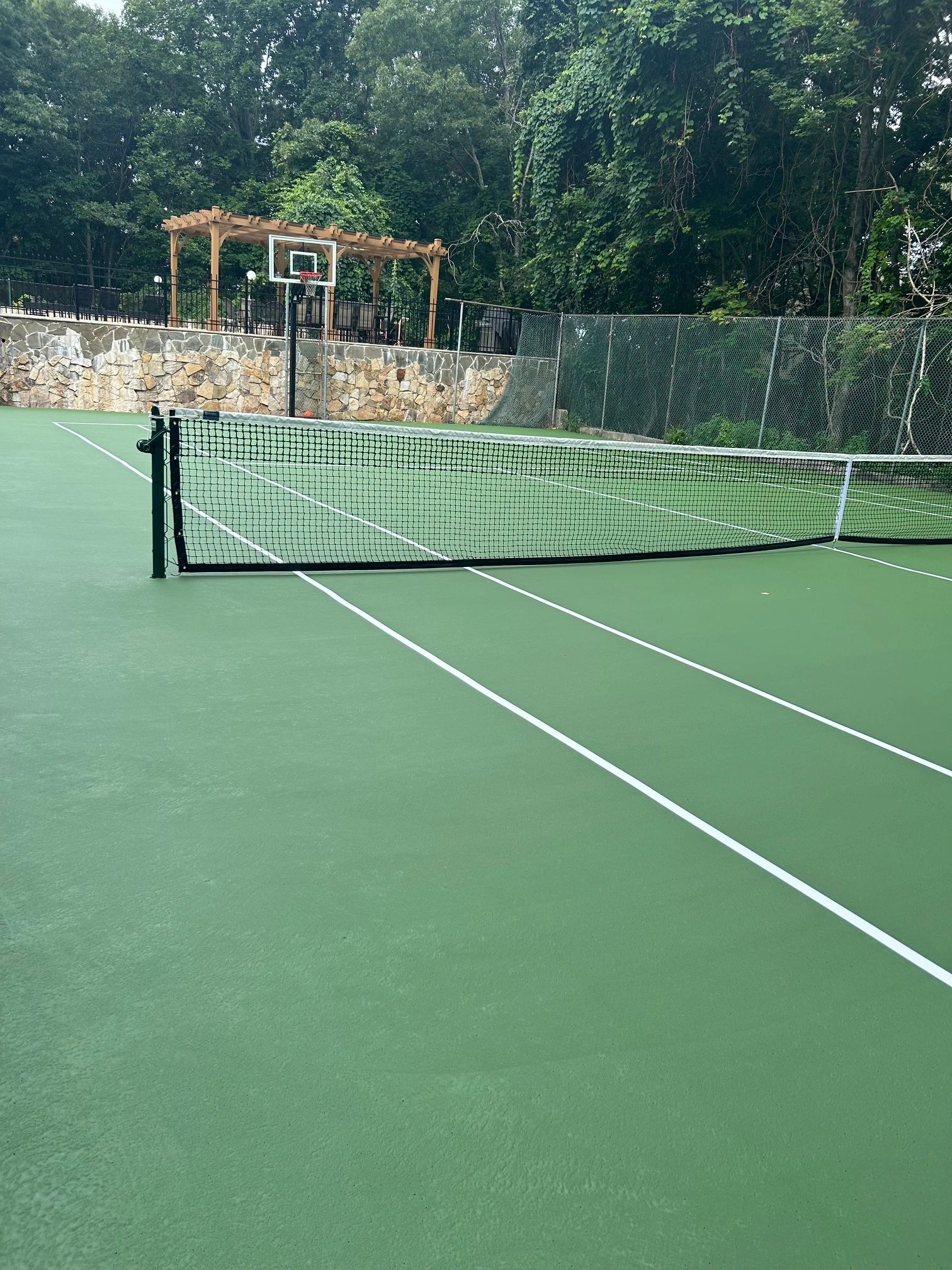 Green tennis and pickleball court